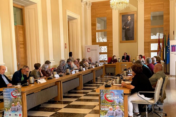 Asociaciones mayores plantean sus inquietudes y peticiones en Pleno del Mayor de Cáceres
