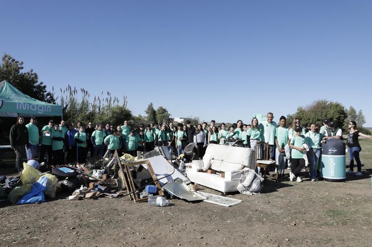 Más de 160 personas en una acción de voluntariado ambiental en la rivera del Guadiana 