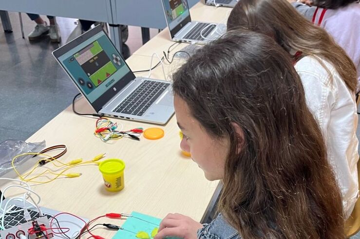 La Junta colabora en una jornada para despertar vocaciones digitales entre las niñas