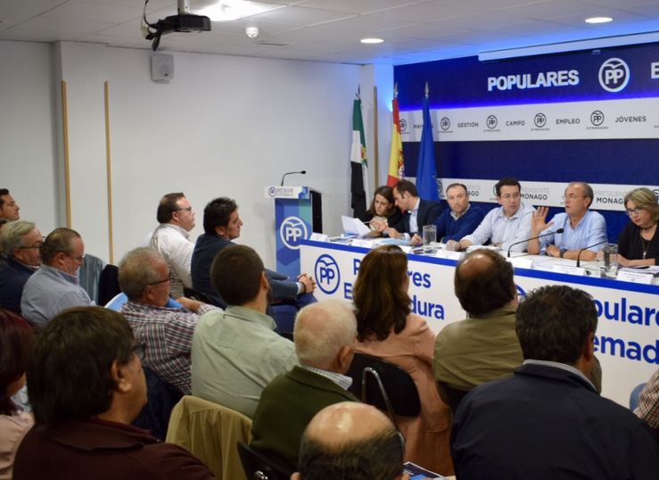 Monago se rene con alcaldes del PP para evaluar los PGEX 2018