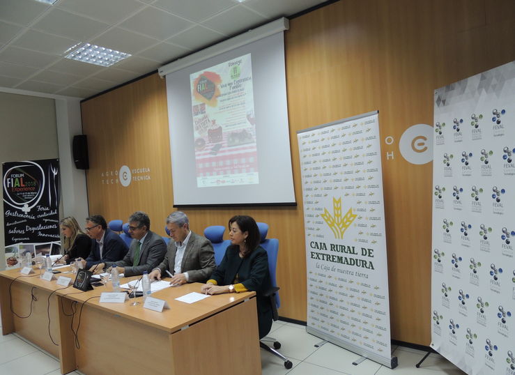 Caja Rural de Extremadura reafirma su compromiso con sector agrario en FIAL