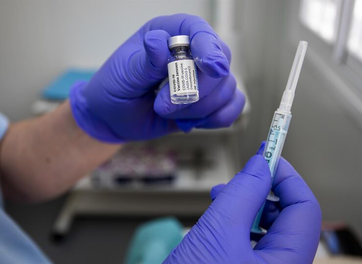 Sanidad y CCAA acuerdan administrar la vacuna de Janssen en personas de 40 a 49 aos