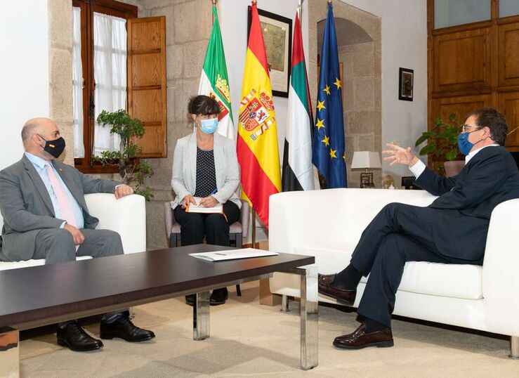 Vara mantiene un encuentro con el embajador de Emiratos rabes Unidos en Espaa