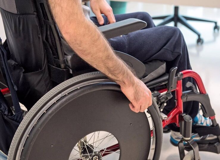 Joven ingeniero extremeo disea prototipo silla de ruedas que cobra vida por la voz