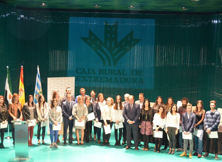 Caja Rural Extremadura conceder 20 becas para premiar mejores expedientes de ESO y FP