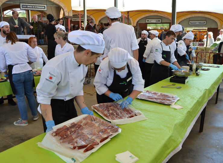 Alumnos de Escuela de Hostelera de Extremadura cocinan en vivo en Saln del Jamn Ibrico