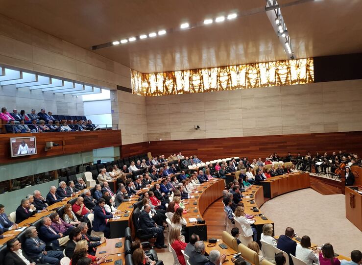 La Asamblea de Extremadura cumple 35 aos abogando por la importancia de la Constitucin