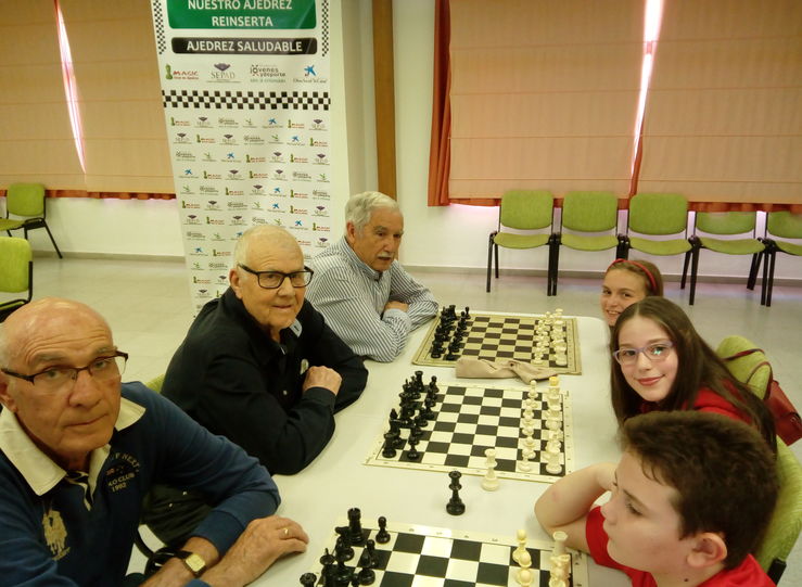 Encuentro intergeneracional de ajedrez en el Centro de Mayores de Don Benito