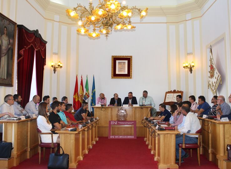 El alcalde de Mrida asiste a la reunin del grupo Impulso en el Ayuntamiento