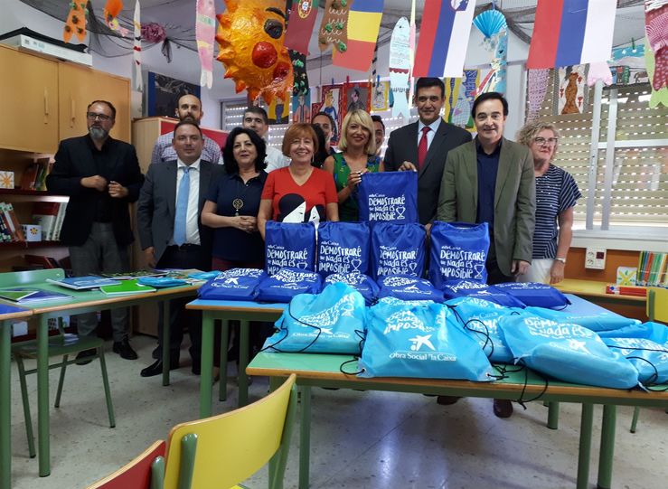 Obra Social la Caixa entrega 1000 lotes escolares a familias vulnerables de Badajoz