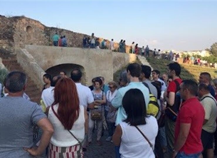 Amigos de Badajoz realiza una visita guiada por los baluartes y murallas de la ciudad