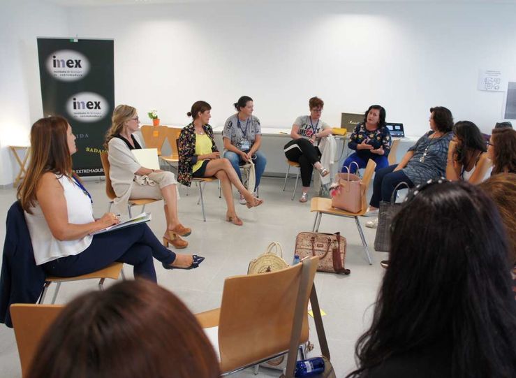 Una jornada analiza en Badajoz las iniciativas de emprendedoras sociales extremeas 