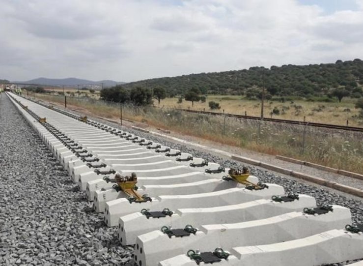 ADIF Alta Velocidad finaliza instalacin de desvos del tramo ferroviario MridaBadajoz