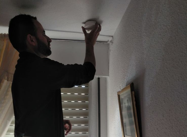 Ayuntamiento Mrida comienza instalacin de 100 detectores de humo en hogares de mayores