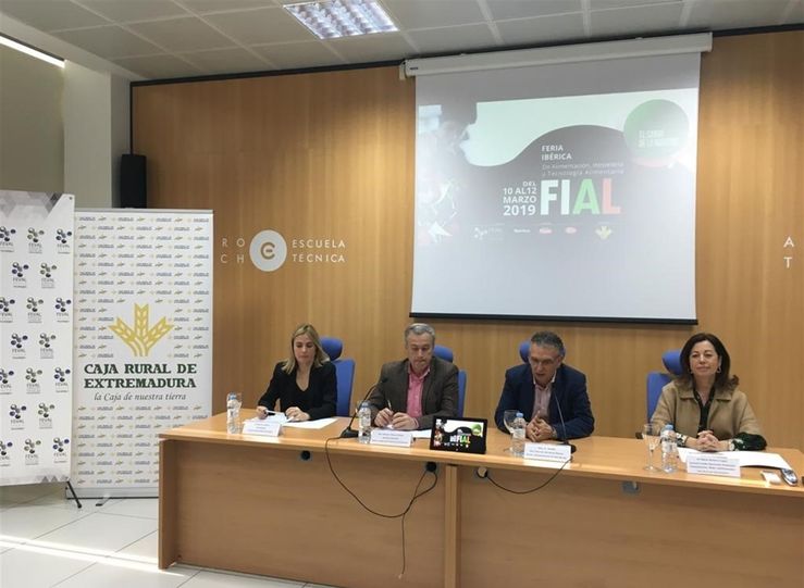 Caja Rural de Extremadura renueva su apoyo al sector agroalimentario extremeo en FIAL