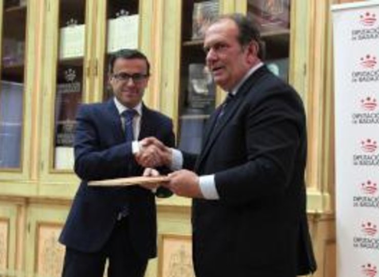 Diputacin de Badajoz y Caja Rural firman un acuerdo para instalar cajeros inteligentes