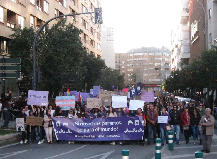 En Badajoz miles de personas secundan la manifestacin del Da de la Mujer 