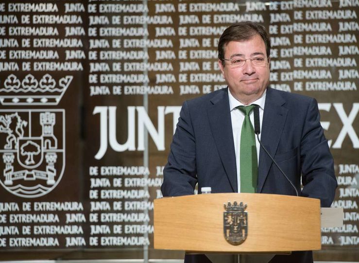Vara firma el decreto de convocatoria de elecciones autonmicas en Extremadura 