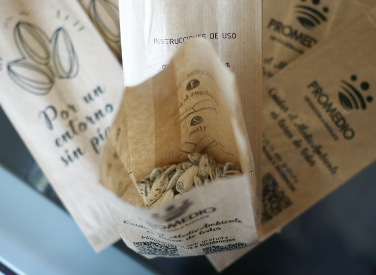 Promedio reparte 27500 bolsas de papel para recoger cscaras de pipas en Semana Santa