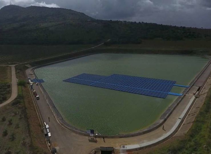 Instalan placas fotovoltaicas en balsa riego en Mrida para ahorrar costes en bombeo agua