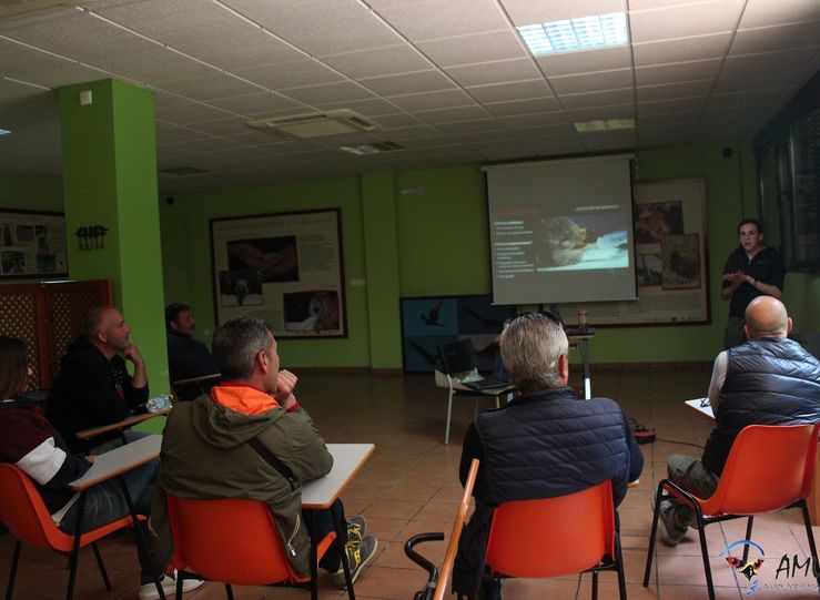 Tcnicos italianos se forman en centro AMUS en Extremadura en conservacin aves necrfagas