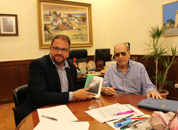 El alcalde de Mrida recibe al escritor emeritense e hijo predilecto Rufino Flix
