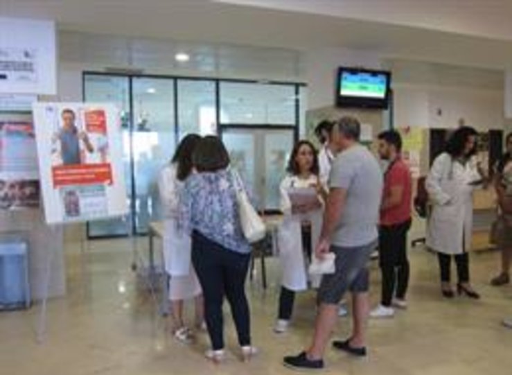 Profesionales del SES invitan en el Hospital Universitario de Badajoz a dejar de fumar