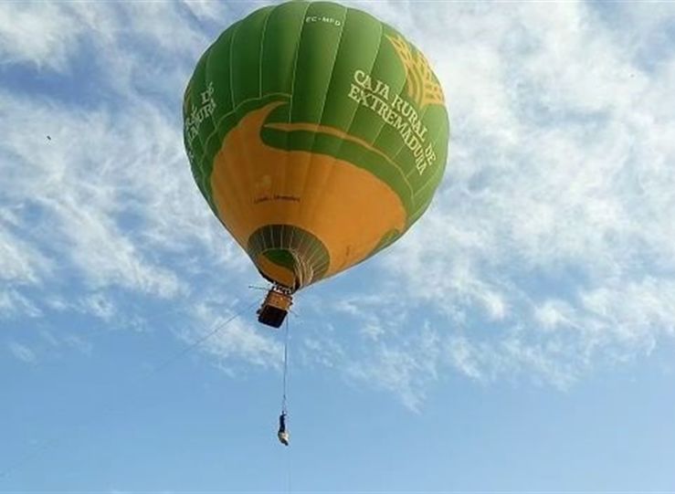 Vctor Cerro salta en Don Benito de globo atado con camisa de fuerza y consigue escapar