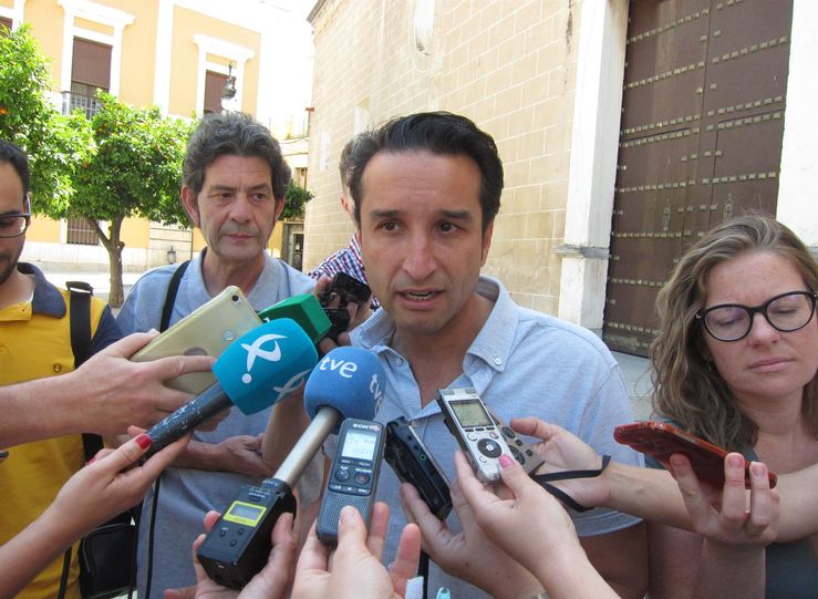 Cabezas inicia con Podemos los contactos para llegar a un acuerdo de gobierno en Badajoz