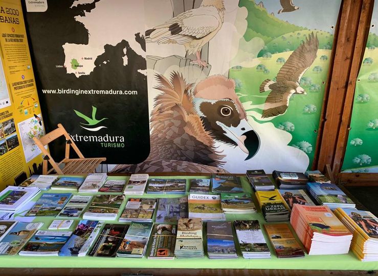 Extremadura invita a los turistas de Madrid a observar aves en la naturaleza