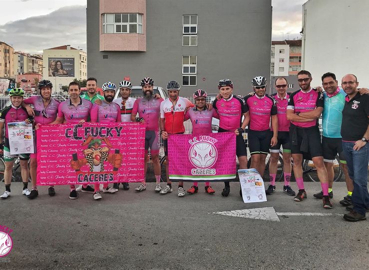 Club Ciclista Fucky dona 834 euros al refugio de animales San Jorge de Cceres