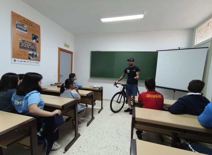 Ciclista RubnTanco ofrece charla sobre discapacidad y deporte a miembros de Down Mrida