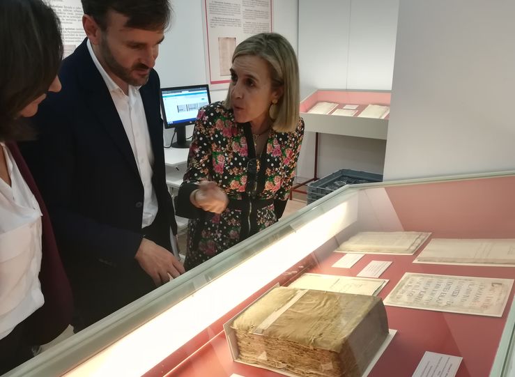 Una exposicin en Cceres muestra documentos histricos de los archivos municipales