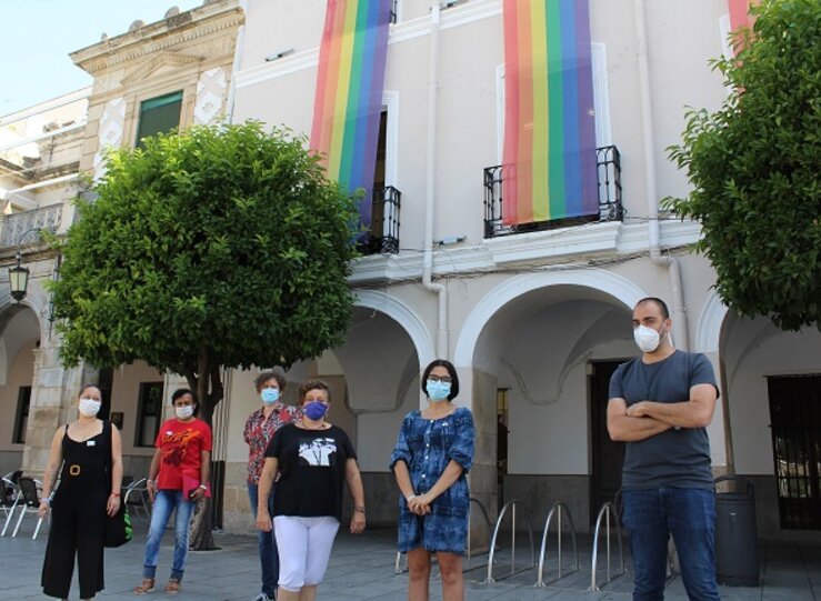 Mrida se viste con los colores del arcoris para conmemorar el Da del Orgullo LGTBI