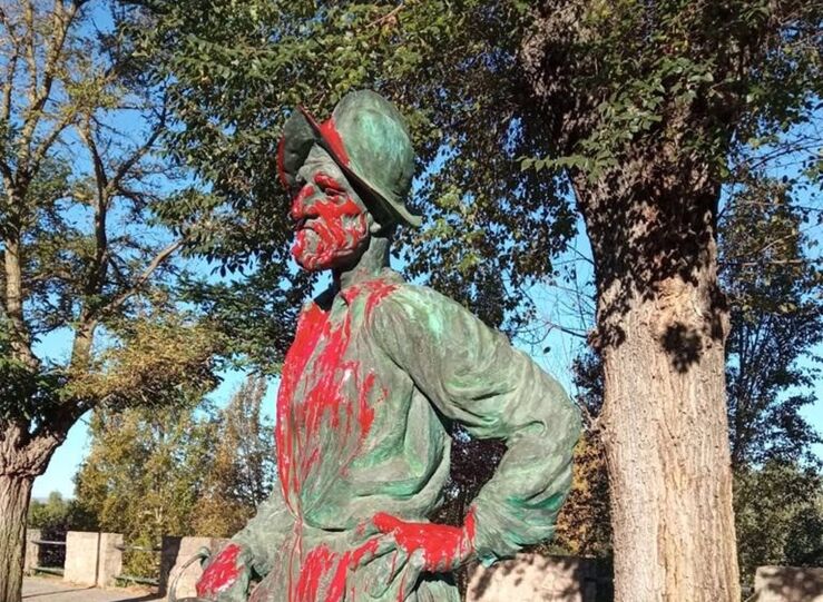 Aparecen cubiertas de pintura roja en Badajoz 3 estatuas sobre descubrimiento de Amrica