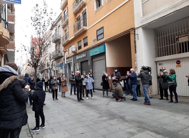 Protesta en calle Menacho de Badajoz contra cierre de establecimientos comerciales