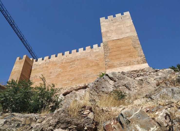 La primera fase de restauracin de la muralla de Cceres concluye en marzo