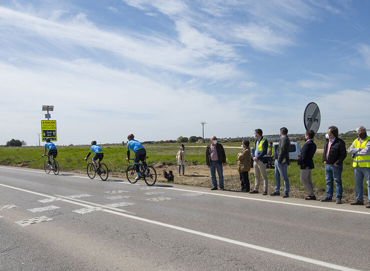 Instalado sistema deteccin de ciclistas en carretera provincial que une Cceres y Casar