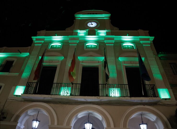Fachada Ayuntamiento Mrida y fuente de la Plaza se iluminarn por Da del Pueblo Gitano