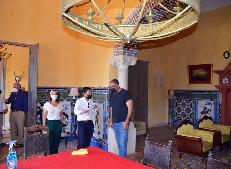 Miguel Angel Gallardo visita el rodaje de la pelcula La fortaleza en Palomas