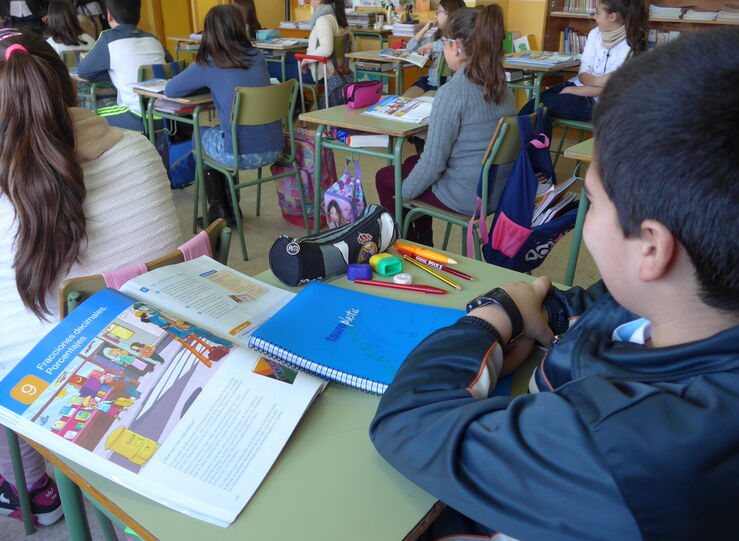 123 centros educativos concertados recibirn 780000 euros para libros y materiales
