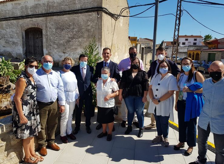 El presidente de la Diputacin de Badajoz inaugura la Plaza Nueva de Esparragalejo