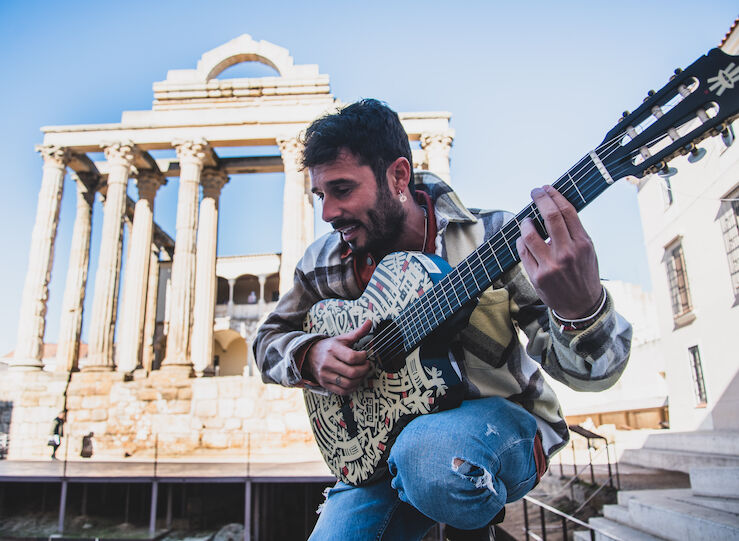 El gaditano Antoito Molina promociona en Mrida su nuevo single Y te voy a querer