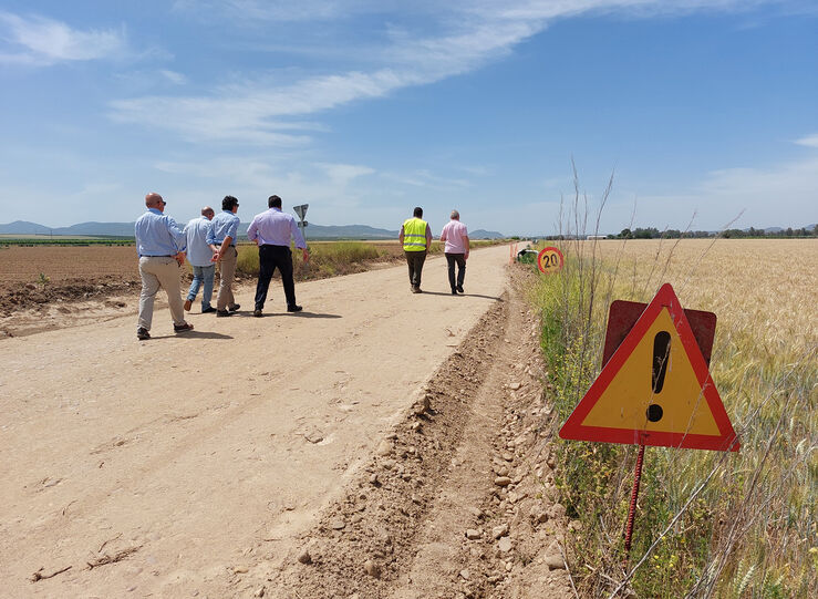 Farrona visita los caminos rurales acondicionados en Esparragalejo y Villagonzalo