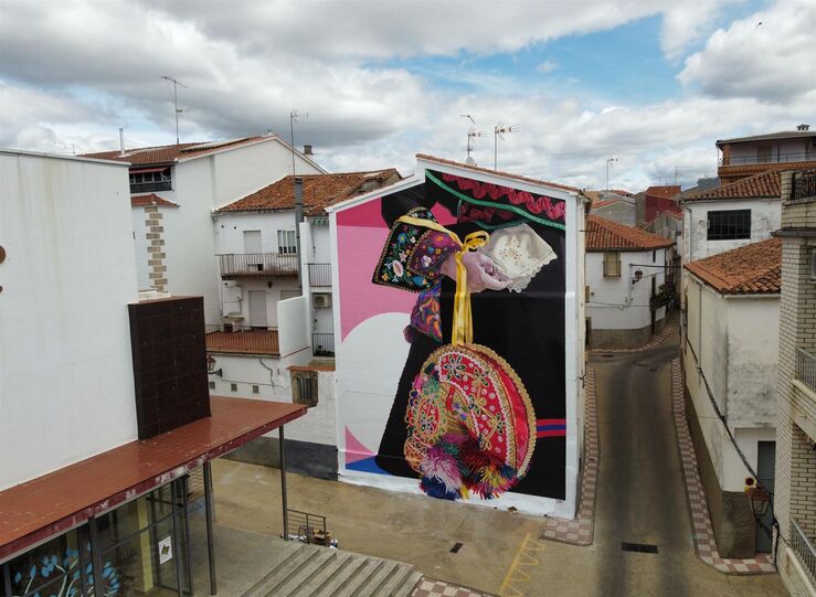 Montehermoso luce un gran mural inspirado en su traje y gorro tradicionales