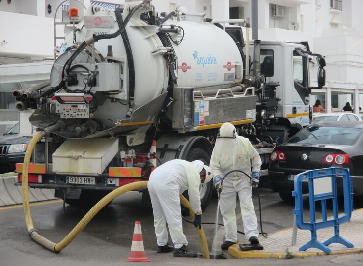 Ms de 2 millones de litros de residuos se extraen de imbornales y saneamiento de Badajoz