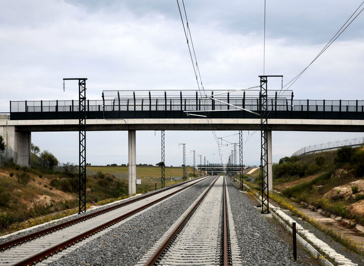 CLM celebra que Transportes descarte la opcin Toledo central del AVE a Extremadura