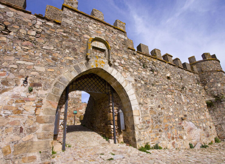 La Red de Patrimonio Histrico propone recorrer este Puente de Mayo castillos o palacios