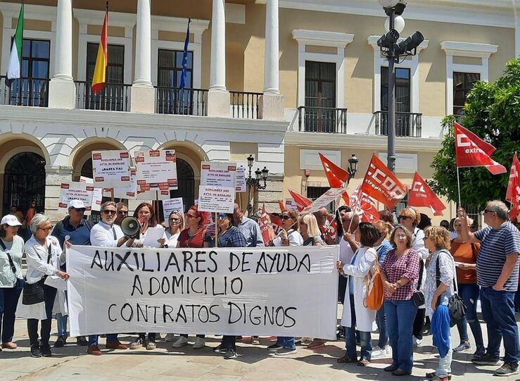 Cincuenta trabajadoras de ayuda a domicilio se concentran ante el Ayuntamiento de Badajoz