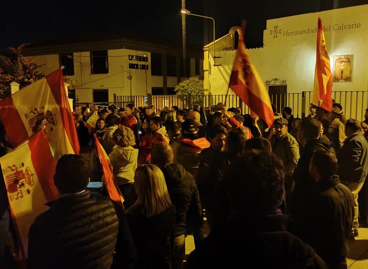 Unas 300 personas se manifiestan frente a la sede del PSOE en Mrida contra la amnista
